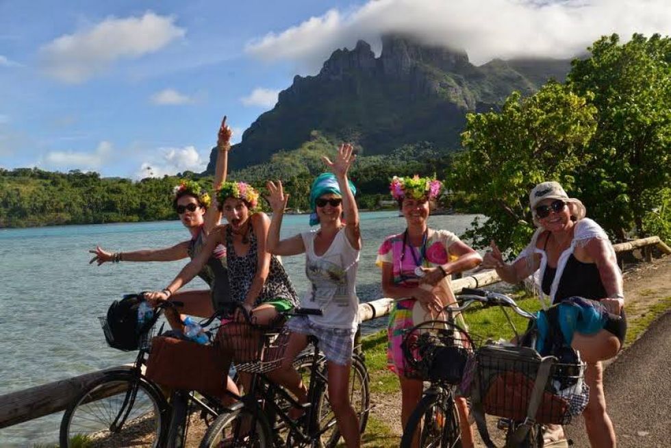 wycieczka rowerowa na wyspie wielkanocnej w tle krajobrazow rano raraku